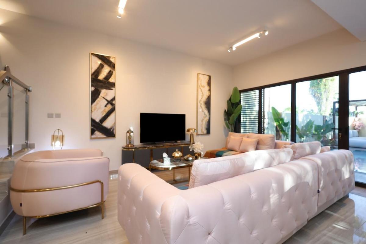 Stunning 4 Bed Villa, Private Pool, Damac Hills Dubai Bagian luar foto